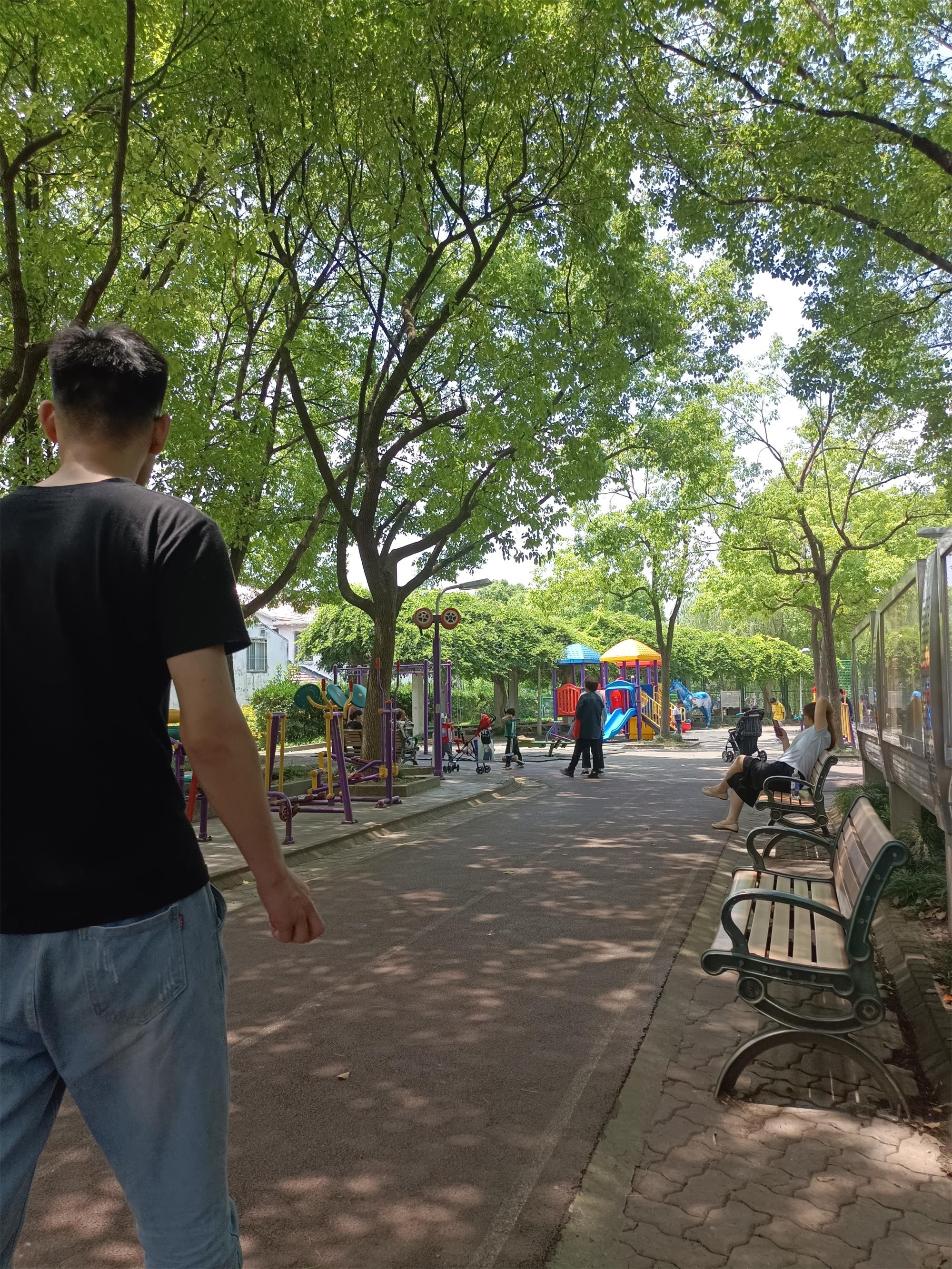 跟朋友逛公园